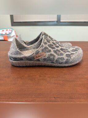 Taos Convertawool Slip On Clogs size 39 (8-8.5) taupe leopard print comfort